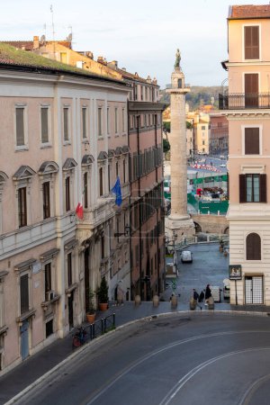 Téléchargez les photos : Rome, Italie - 09 avril 2024 : Vue des rues au lever du soleil à Rome avec des touristes qui encombrent ses environs à Rome, Italie - en image libre de droit