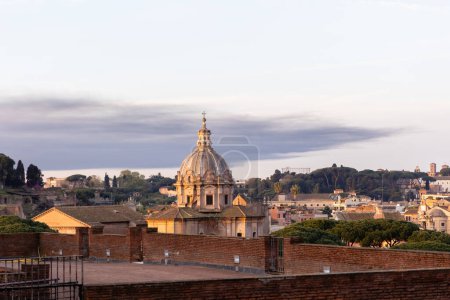 Téléchargez les photos : Rome, Italie - 09 avril 2024 : Vue des rues au lever du soleil à Rome avec des touristes qui encombrent ses environs à Rome, Italie - en image libre de droit