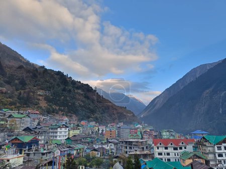 Foto de Panoramic landscape view of beautiful Lachen, a tourist destiation town in Mangan District in Sikkim, India. It is located at an elevation of 2,750 metres. The name Lachen means "big pass". - Imagen libre de derechos