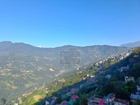 Foto de Ultraamplia vista panorámica del paisaje de Gangtok situado en la cordillera oriental del Himalaya a una altura de 1,650m. Famosa por el turismo; es la capital del estado y la ciudad más grande de Sikkim, India. - Imagen libre de derechos