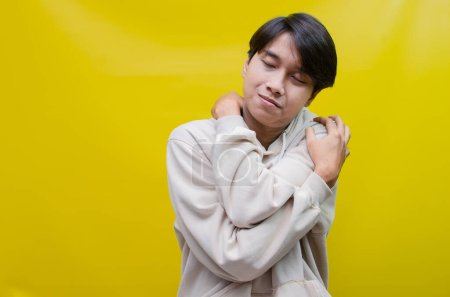 Foto de Asiático hombre abrazándose a sí mismo como uno mismo-amor acción. - Imagen libre de derechos