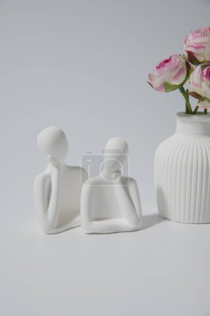 Téléchargez les photos : Petit vase en céramique blanche - figurine de couple humain. figurines en céramique symboliques faites à la main sur fond blanc - en image libre de droit