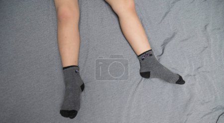 Los pies de los niños en calcetines, Confort y relajación en el concepto de temporada fría.