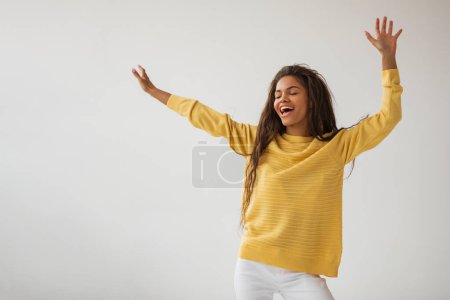 Téléchargez les photos : Laughing African American woman. Happy African American Woman in casual clothes - en image libre de droit
