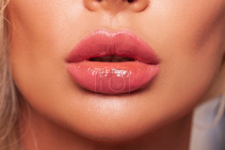 Foto de Los labios sexy se cierran. Hermoso maquillaje perfecto. macro. Hermoso brillo labial. - Imagen libre de derechos