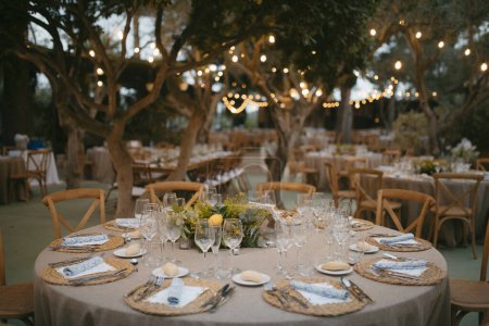 Téléchargez les photos : Vue générale du banquet où se tient un mariage. Photo de haute qualité - en image libre de droit