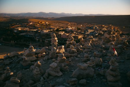 Vue rapprochée des pierres empilées en hauteur à Ait Ben Haddou, Maroc. Photo de haute qualité