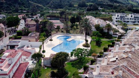 Luftüberführung architektonisch gestalteter moderner Prestigehäuser mit Pools im äußeren Vorort Estepona, Spanien. Hochwertiges 4k Filmmaterial