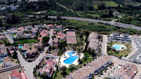 Luftüberführung architektonisch gestalteter moderner Prestigehäuser mit Pools im äußeren Vorort Estepona, Spanien. Hochwertiges 4k Filmmaterial