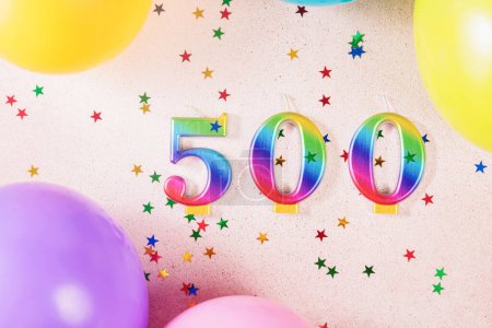 Fondo festivo y colorido cuenta con el número 500, perfecto para marcar logros significativos como 500 seguidores o 500 proyectos exitosos, complementados con globos y confeti estrella