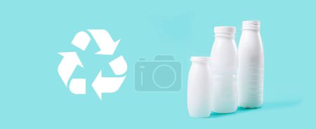 Bouteilles en plastique blanc disposées sur un fond bleu, symbolisant les choix éco-responsables et la gérance environnementale dans la conception des emballages.