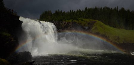 Foto de Cascada de Tannforsen con arco iris - Imagen libre de derechos