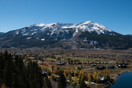 Téléchargez les photos : Photo d'automne montrant des propriétés à Crested Butte Colorado avec des montagnes en arrière-plan - en image libre de droit