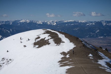 Zwei Wanderer besteigen im Winter den schneebedeckten Mount Baldy bei Bozeman Montana
