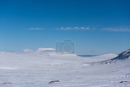 Ein kleiner Fleck wellenförmiger Wolken über einer schneebedeckten Landschaft in Schweden in Jmtland. 