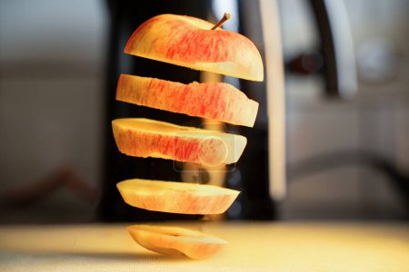 Téléchargez les photos : Lévitation des tranches de pomme flottantes - en image libre de droit