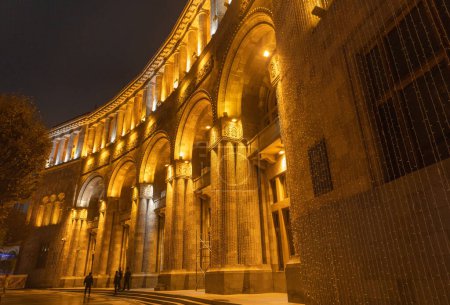 Téléchargez les photos : Maison du gouvernement dans le centre d'Erevan dans la soirée, éclairée de couleurs jaune chaud. - en image libre de droit