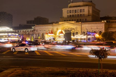 Téléchargez les photos : Erevan, Arménie - 3 décembre 2022 : Place de la République au centre d'Erevan décorée pour Noël et le Nouvel An dans la soirée. - en image libre de droit