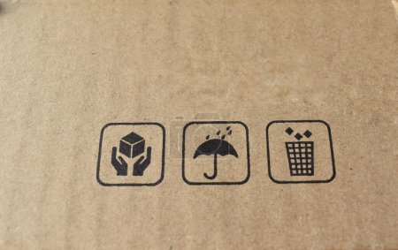 Téléchargez les photos : Une image rapprochée d'une icône sur un carton d'emballage comme un matériau fragile, ne pas mouiller et utiliser la poubelle après utilisation. - en image libre de droit