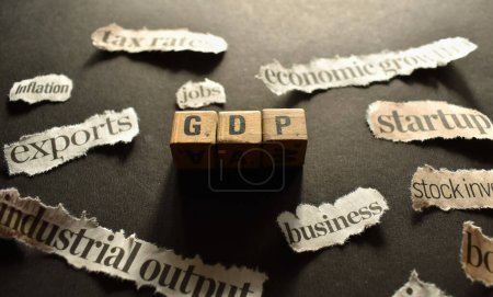 Eine Nahaufnahme der Buchstaben BIP, die das Bruttoinlandsprodukt repräsentieren. Finanzielle Themen.