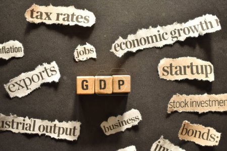Eine Nahaufnahme der Buchstaben BIP, die das Bruttoinlandsprodukt repräsentieren. Finanzielle Themen.