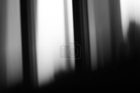 Foto de Luces bokeh brillantes incoloras aburridas abstractas. Fondo blanco y negro borroso abstracto con degradado - Imagen libre de derechos