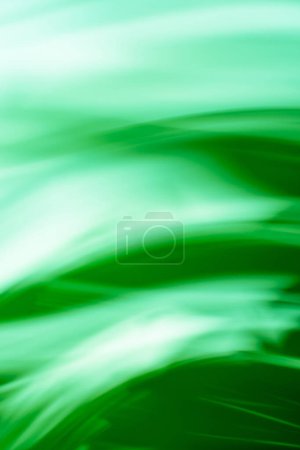 Téléchargez les photos : Effets abstrait flou vert souffle zoom arrière-plan. Fond vert bokeh abstrait avec gabarit de superposition de lignes radiales - en image libre de droit