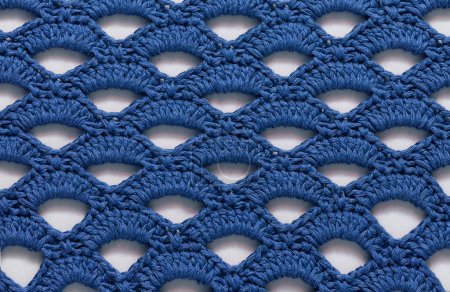 Texture bleue au crochet sans couture avec des trous. Crochet point d'arcade.