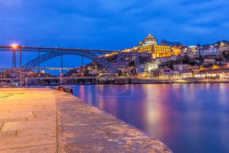 Téléchargez les photos : Vue panoramique de Porto le soir d'été contre un ciel spectaculaire - en image libre de droit