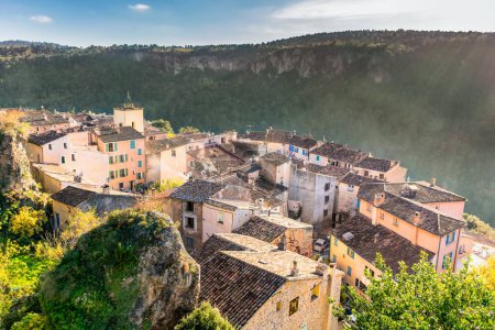 Téléchargez les photos : Vue aérienne du village de Châteaudouble en Provence sud de la France aux couleurs automnales - en image libre de droit