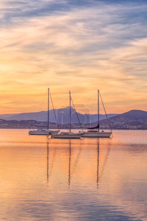 Foto de Vista panorámica de los veleros en el mar Mediterráneo contra la colorida puesta de sol en el sur de Francia - Imagen libre de derechos