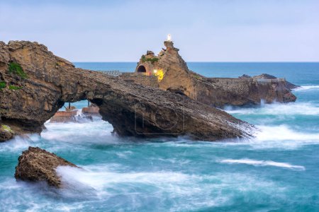 Téléchargez les photos : Vue panoramique des falaises de Biarritz contre les vagues de tempête par mauvais temps - en image libre de droit