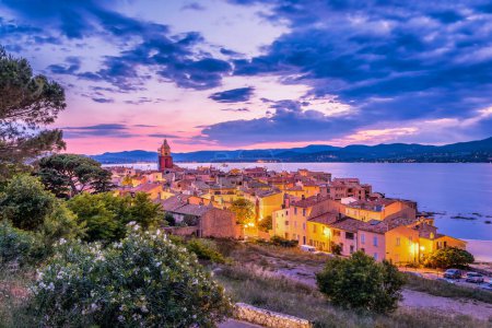 Téléchargez les photos : Chute nocturne sur Saint Tropez dans le sud de la France, vue panoramique avec ciel spectaculaire - en image libre de droit