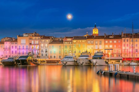 Vista panorámica de la Navidad colorido iluminado Saint Tropez contra la luna llena