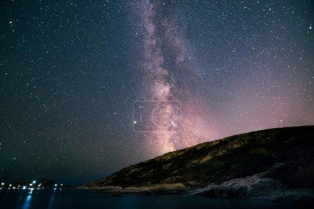 Foto de Vista panorámica de la Vía Láctea en Cap Taillat en la bahía de Saint Tropez en el sur de Francia - Imagen libre de derechos