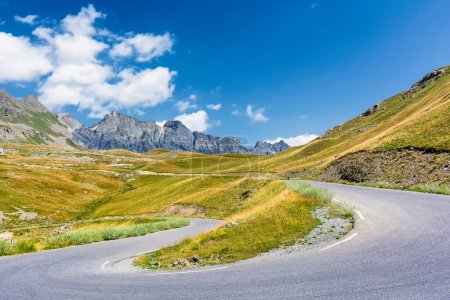 Foto de Vista panorámica de la carretera alpina en los Alpes franceses en el Parque Nacional del Mercantour en el sur de Francia - Imagen libre de derechos