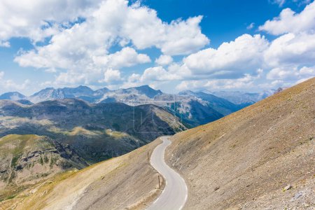 Foto de Vista panorámica de la carretera en la cima de los Alpes franceses en el Parque Nacional Mercantour contra el cielo dramático - Imagen libre de derechos
