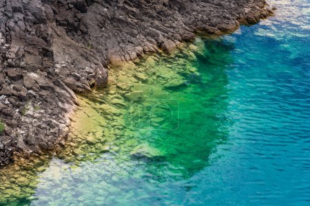 Téléchargez les photos : Vue aérienne des rochers bordant le lac d'eau turquoise de Sainte Croix dans le sud de la France - en image libre de droit