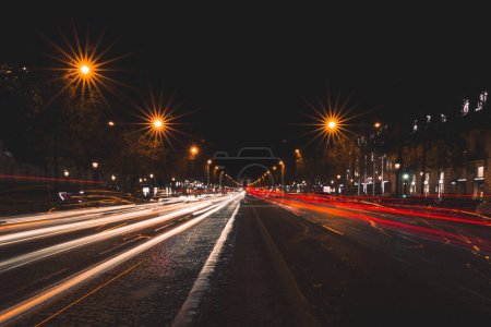 Szenische Sicht auf Ampelpfade auf der Champs Elysee in Paris bei Nacht