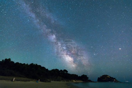 Foto de Vista panorámica de la Vía Láctea vista desde la playa de Bormes les Mimosas en el sur de Francia - Imagen libre de derechos