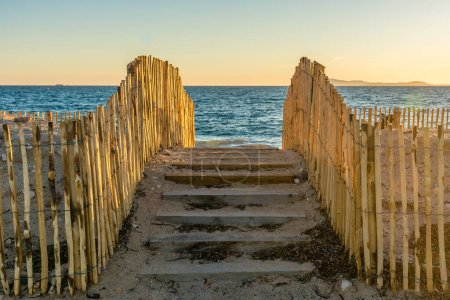 Foto de Vista panorámica de la entrada de escaleras de madera a la playa en el sur de Francia - Imagen libre de derechos