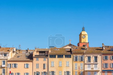 Téléchargez les photos : Postcard view of Saint Tropez village in south of France against clear blue summer sky - en image libre de droit