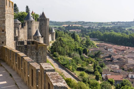 Foto de Vista panorámica de la ciudad medieval de Carcassone en Francia contra el cielo de verano - Imagen libre de derechos