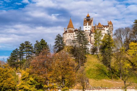 Foto de Vista panorámica del castillo de Bran en Rumania alias el castillo de Drácula de Transilvania en colores otoñales contra el cielo dramático - Imagen libre de derechos