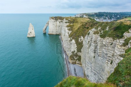 Téléchargez les photos : Vue panoramique de la côte d'Etretat en Normandie France avec mer calme contre ciel dramatique - en image libre de droit