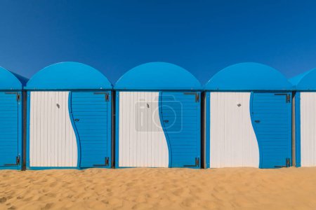 Foto de Vista panorámica de cabañas de playa de colores en la playa de Dunkerque, Francia contra el cielo azul del verano - Imagen libre de derechos