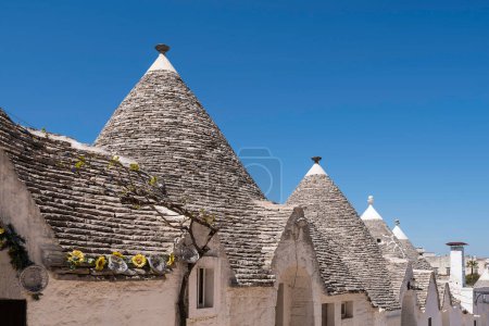 Téléchargez les photos : Vue panoramique de trulli cabanes blanchies à la chaux avec toits coniques à Alberobello dans les Pouilles en Italie - en image libre de droit