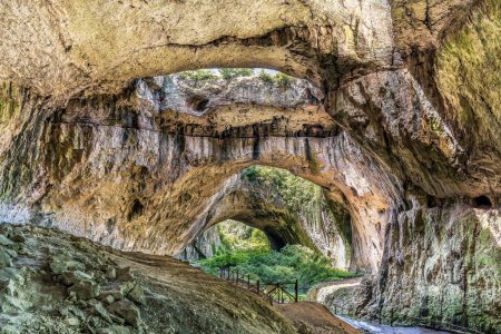 Téléchargez les photos : Vue panoramique du paysage extraterrestre depuis l'intérieur de la grotte Devetashka en Bulgarie - en image libre de droit