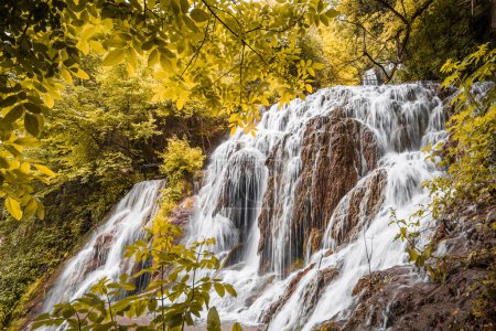 Téléchargez les photos : Vue panoramique de la cascade de Krushuna dans le parc national de Krushuna en Bulgarie - en image libre de droit