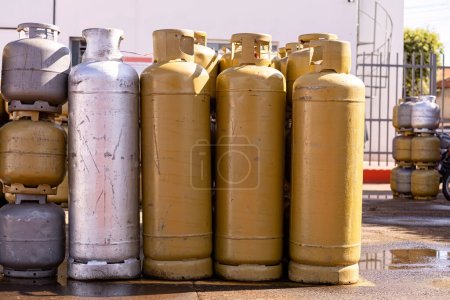 Foto de Pila de cilindros de gas de cocina fuera de una tienda - Imagen libre de derechos